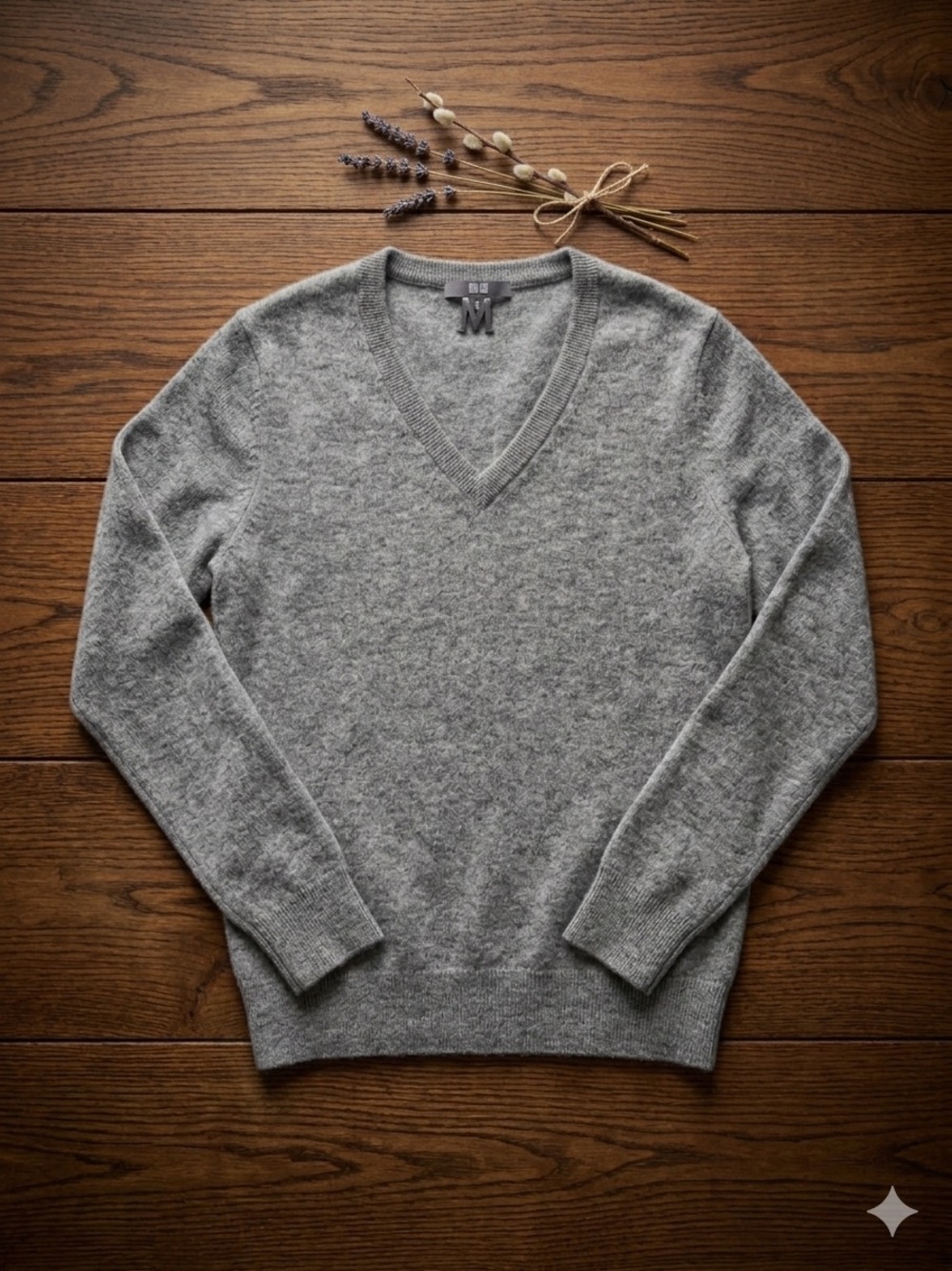 Uniqlo 100% Cashmere Women's Gray V-Neck Sweater - Size M